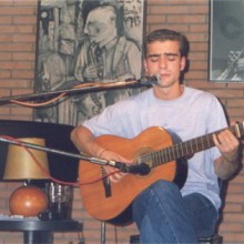 Juan Solo cantando y tocando la guitarra